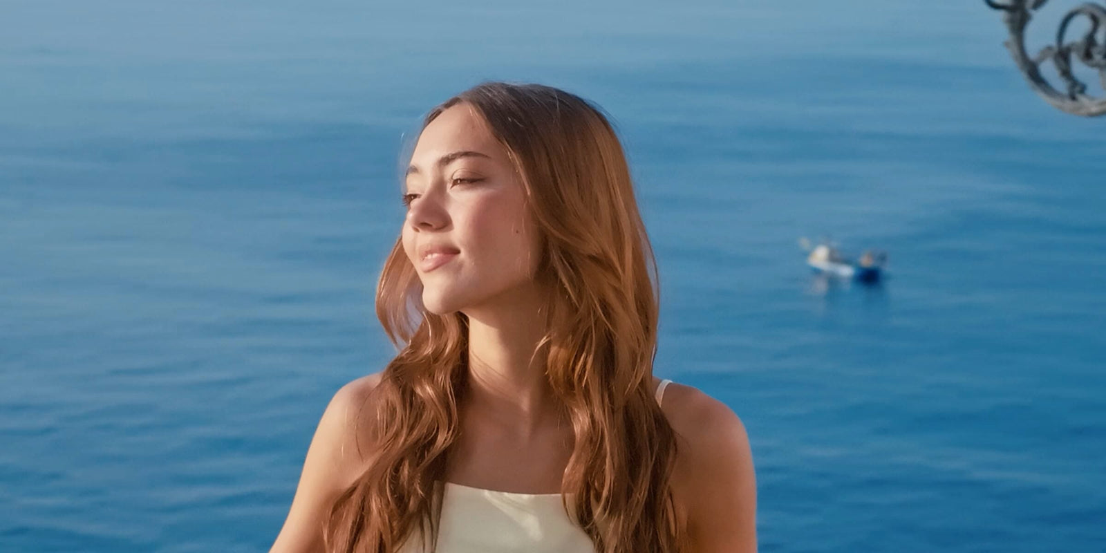6× zoom compresses the background to highlight expressions and makeup.